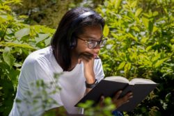 reader-8211917_1920